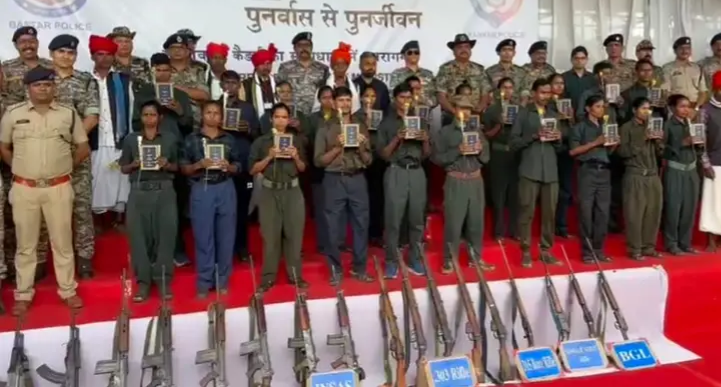 रेड कार्पेट बिछाकर स्वागत,आईजी बोले नक्सलियों के पास सरेंडर का अंतिम मौका,नहीं तो निपटेगी फोर्स