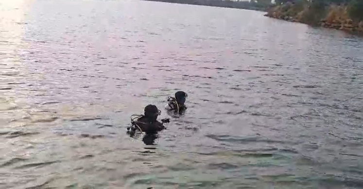 ब्लू वाटर में डूबे दो छात्र.