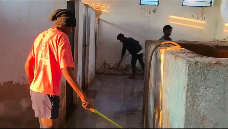 हॉस्टल में पढ़ाई के बजाय सफाई करते मिले आदिवासी बच्चे