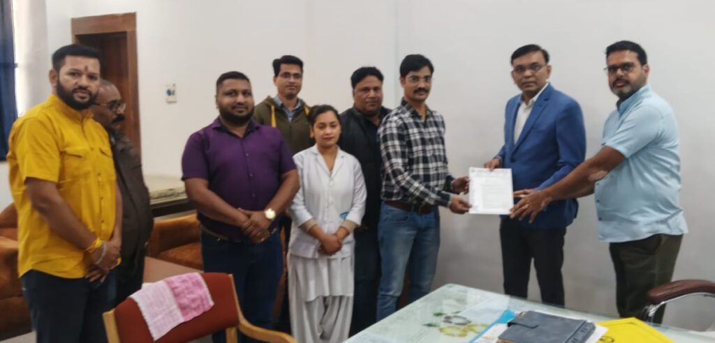 शासकीय दंत चिकित्सा महाविद्यालय रायपुर में कर्मचारियों की 17 सूत्रीय मांगों पर प्राचार्य से हुई अहम चर्चा,