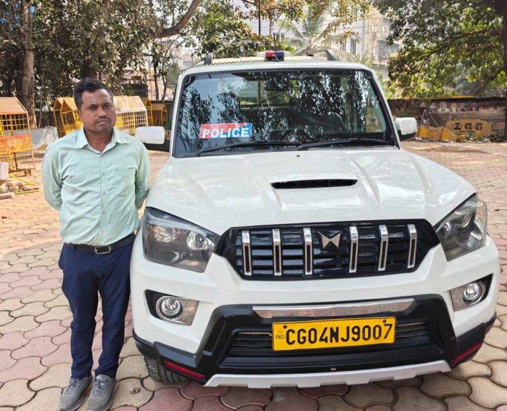 रायपुर यातायात पुलिस ने बिलासपुर पुलिस की गाड़ी की जब्त