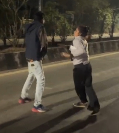 शराब के नशे में धुत युवक–युवती का बीच सड़क हाईवोल्टेज ड्रामा,