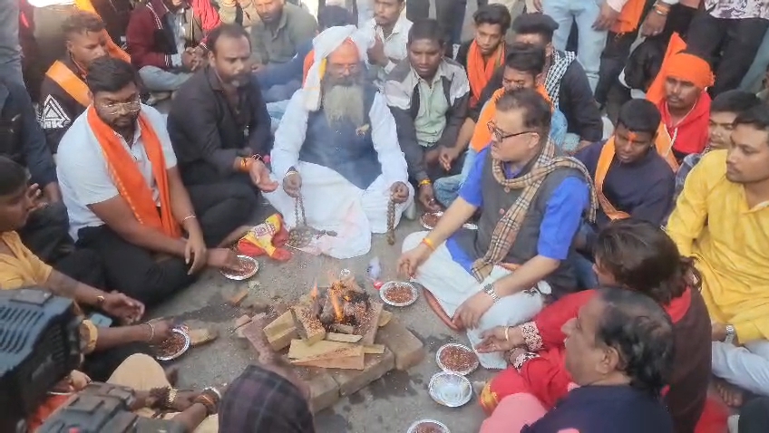 बजरंग दल ने तेलीबांधा थाने के सामने किया चक्काजाम, मौके पर भारी पुलिस बल तैनात