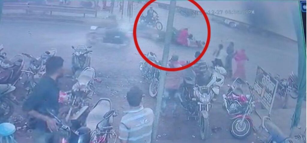 तेज रफ्तार बाइक ने सड़क पार कर रहे लोगों को रौंदा