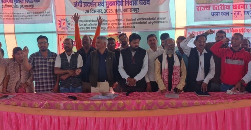 अनियमित कर्मचारी जंगी प्रदर्शन कर मुख्यमंत्री के नाम ज्ञापन सौंपा