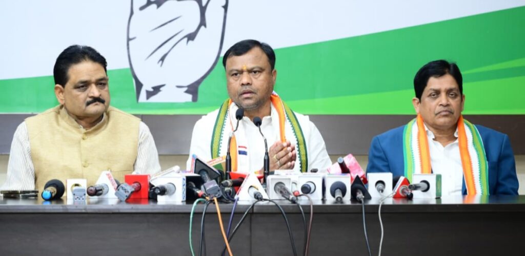 कांग्रेस अध्यक्ष दीपक बैज ने राजीव भवन में पत्रकार वार्ता को संबोधित करते हुए कहा