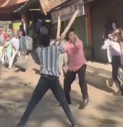 नशेड़ियों ने युवक से की पैसा छिनने की कोशिश, विरोध किया तो लाठी-डंडे और रॉड से किया हमला, देखें Video