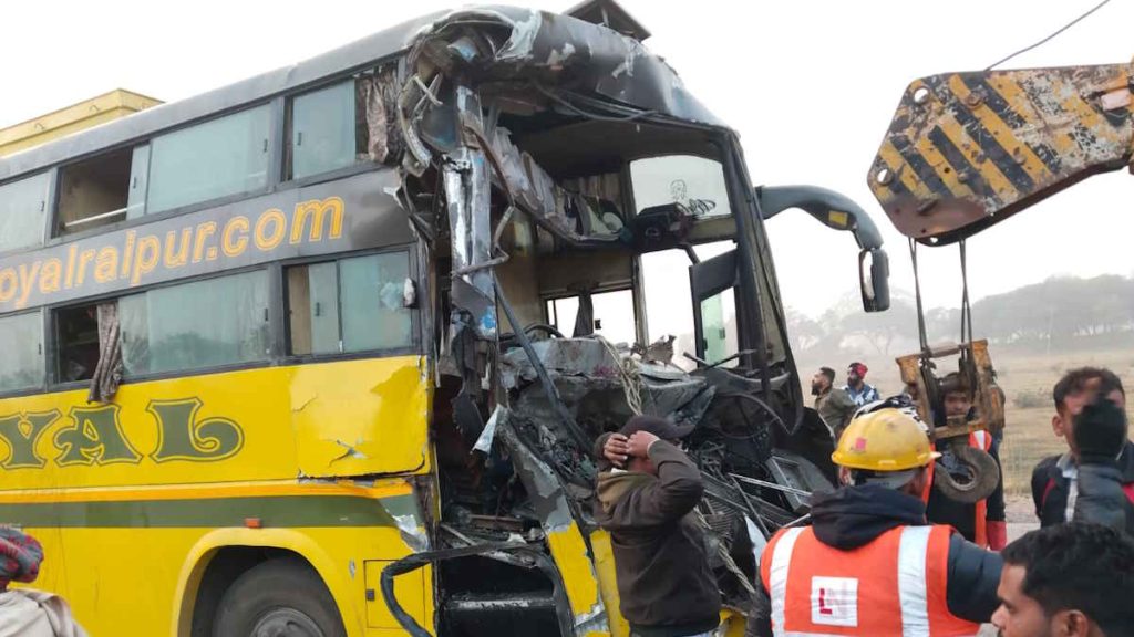 तेज रफ्तार बस खड़े ट्रेलर से जा टकराई