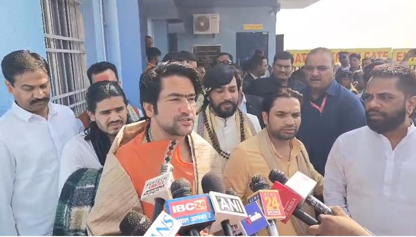 पं. धीरेंद्र कृष्ण शास्त्री पहुंचे रायपुर