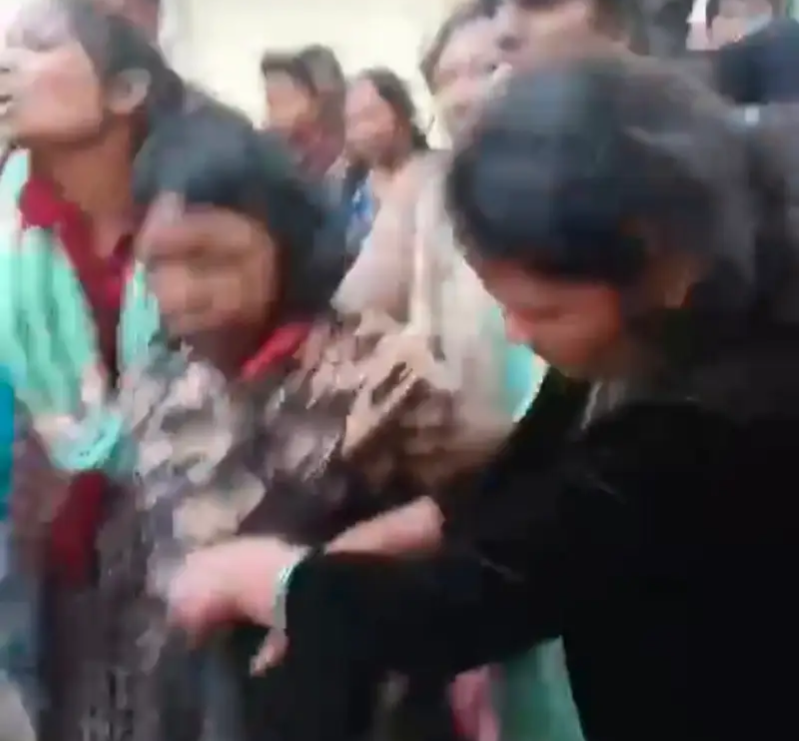बच्चा चोरी के शक में महिला को भीड़ ने पीटा,