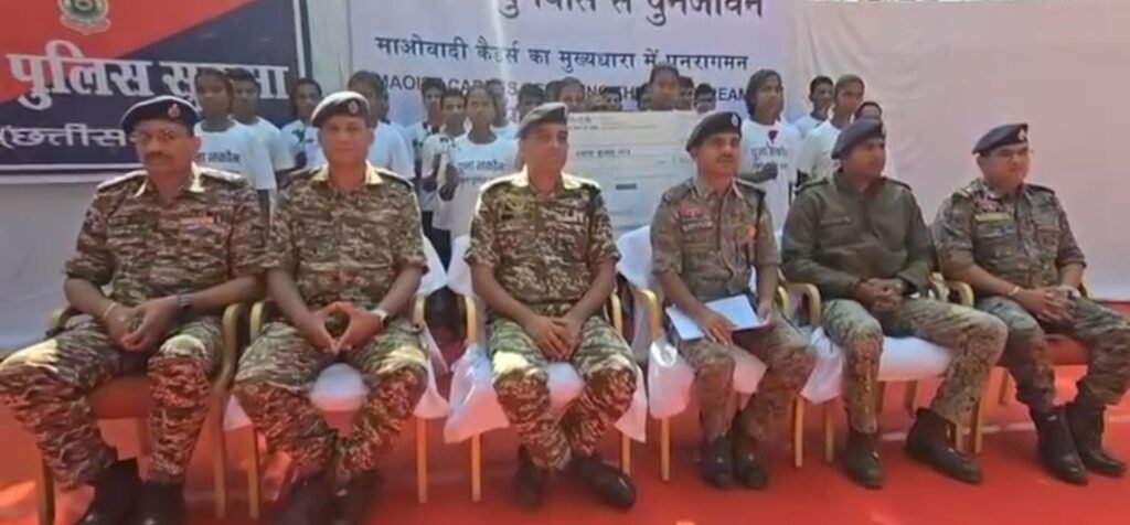 7 महिला नक्सलियों सहित 26 हार्डकोर माओवादियों का आत्मसमर्पण,