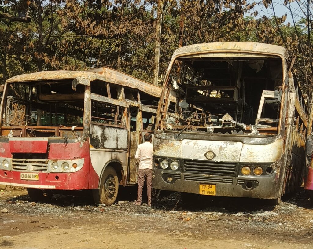 बस स्टैंड में रात भीषण आगजनी, 5 बसें जलकर खाक,