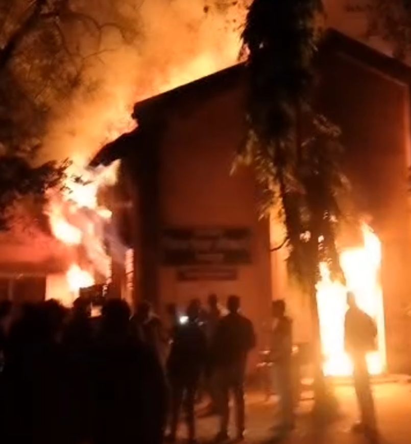 DEO कार्यालय के दस्तावेज कक्ष में भीषण आग,