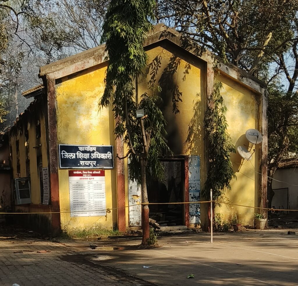 जिला शिक्षा अधिकारी कार्यालय में लगी भीषण आग ने प्रशासनिक गलियारों में हड़कंप मचा दिया है