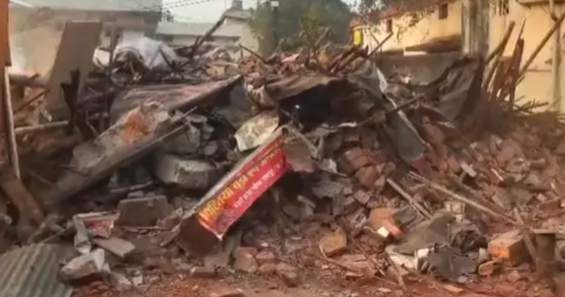 दुष्कर्म मामले में आरोपी के अवैध निर्माण पर चला बुलडोजर