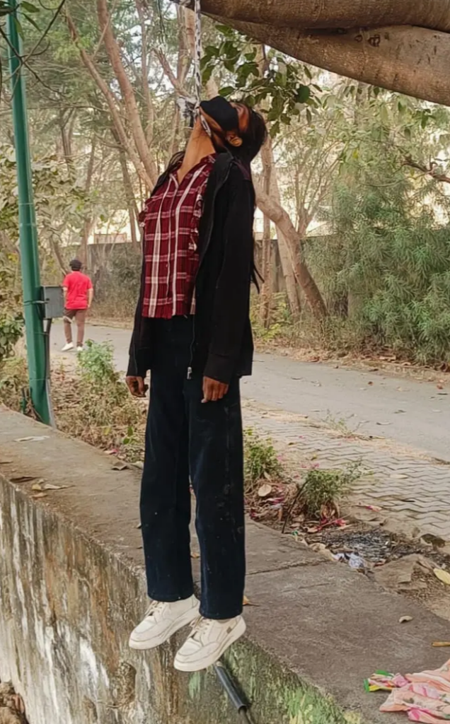 पेड़ से लटकी मिली अज्ञात युवती की लाश