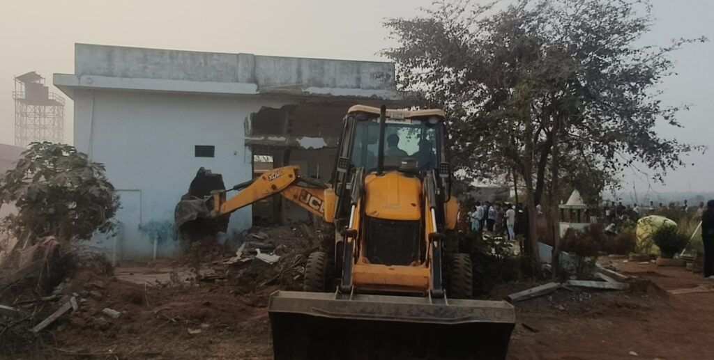 नवागांव में चला बुलडोजर, अवैध मकानदुकानों पर कार्रवाई से तनाव