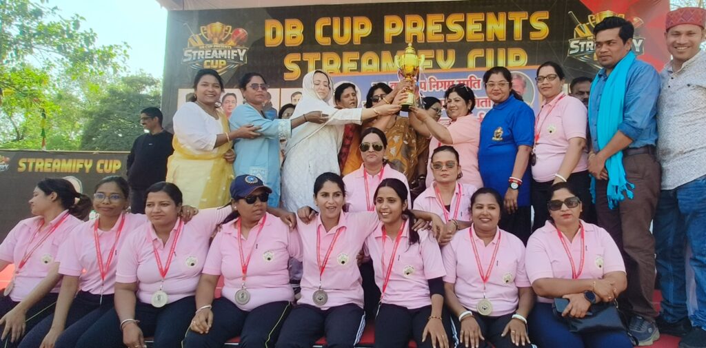 महिला पत्रकारों का क्रिकेट मुकाबला, शक्ति-तेजस्वी टीम के बीच दिखी कांटे की टक्कर