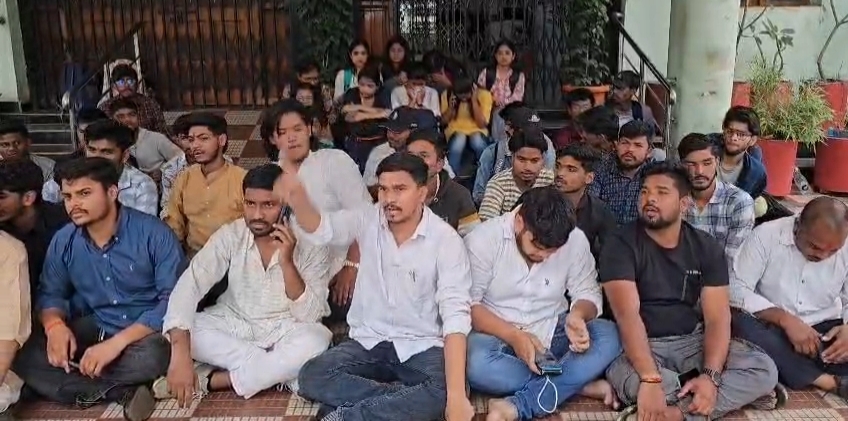 NSUI का हंगामा: गर्ल्स हॉस्टल में गंदे पानी से 30+ छात्राएँ पीलिया ग्रसित,