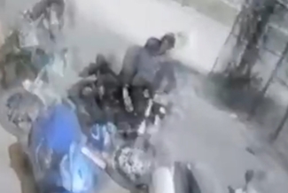 नाइजीरियन स्टूडेंट्स सरेआम कर रहे अश्लील हरकतें