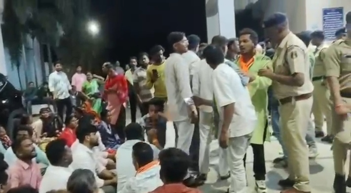 सेप्टिक टैंक साफ करने उतरे 3 स्वीपर की मौत, परिजनों ने किया हंगामा,