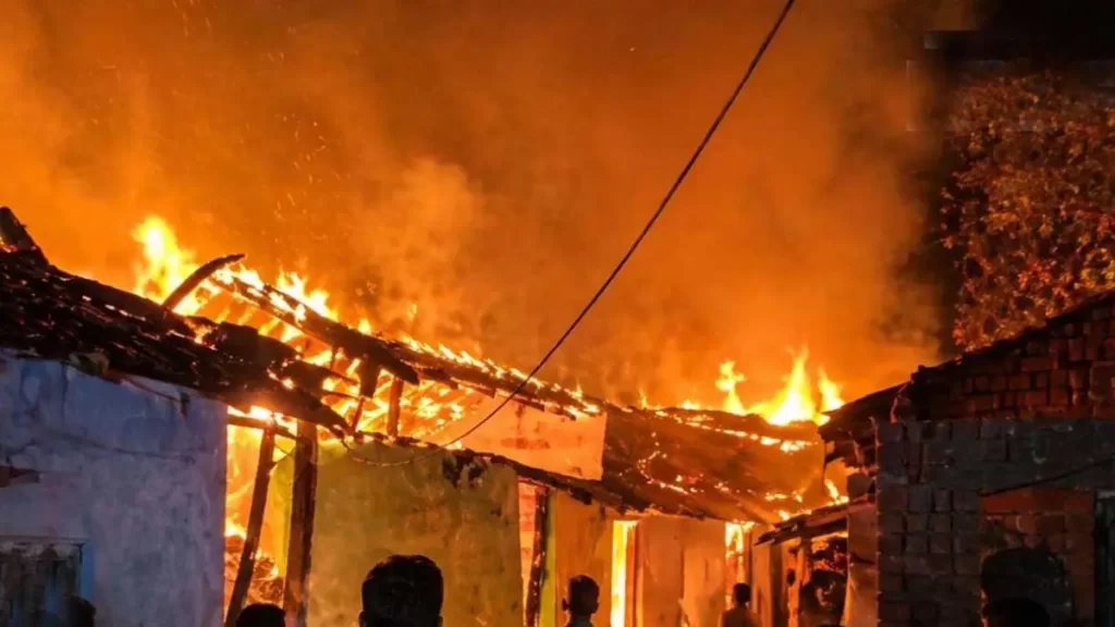बंद मकान से उठी लपटों ने 9 घरों को किया खाक, लाखों का नुकसान