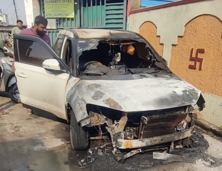 महादेव घाट के पास दो कारों में आगजनी की घटना का खुलासा