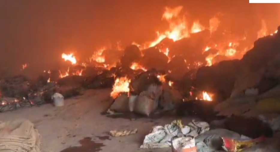 गोदाम में लगी भीषण आग, लाखों का धान और बारदाना खाक