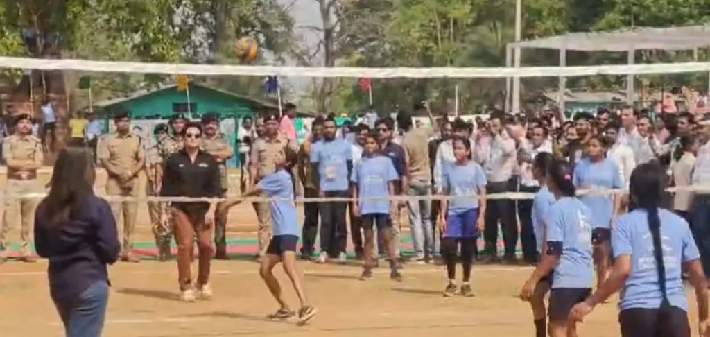 सचिन तेंदुलकर के दौरे से गांव बना जश्न का केंद्र, बच्चियों के साथ वॉलीबॉल खेला
