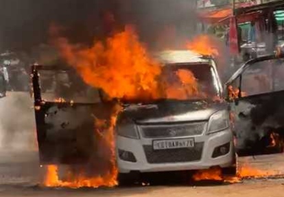 कार में लगी आग, चालक ने कूदकर बचाई जान