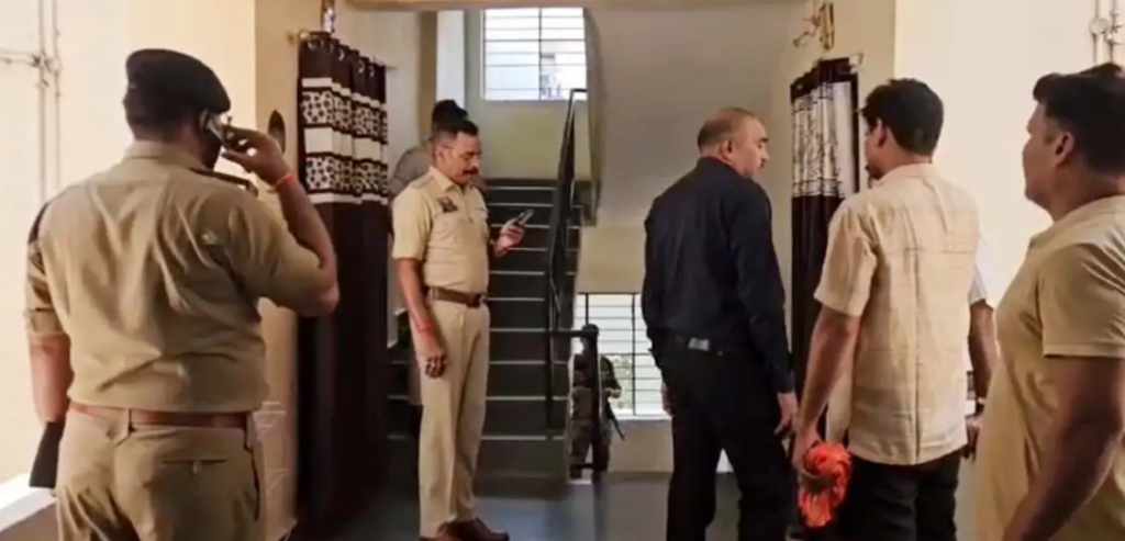 महिला ने आरक्षक के घर में घुसकर मां-बेटे की ली जान, बेटी की हालत गंभीर