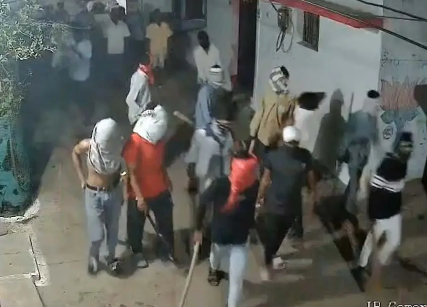 20 से अधिक नकाबपोशों का परिवार पर हमला, महिलाओं सहित कई घायल,