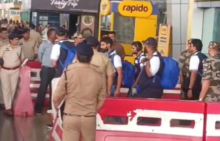 रायपुर में उतरी मुंबई इंडियंस की टीम, रोहित-हार्दिक को देखने एयरपोर्ट पर उमड़ा जनसैलाब