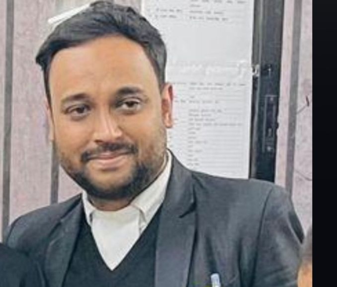 राजातालाब में वकील पर जानलेवा हमला, सीने में घोंपा चाकू