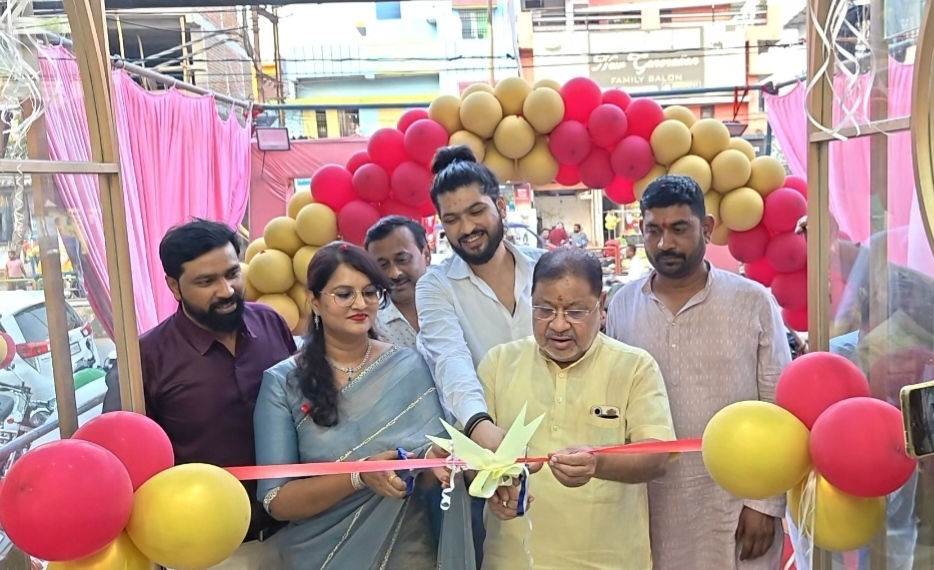 विधायक सुनील सोनी वैदिक ग्रुप एम डी सैय्यद सलमा ने किया मीरा इलेक्ट्रॉनिक शो रूम का शुभारंभ।