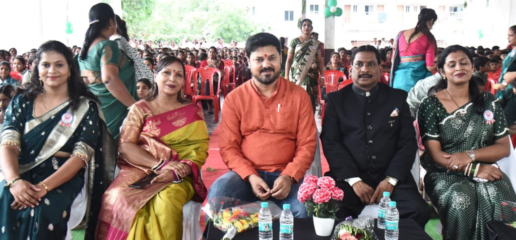 सर्वोदय स्कूल में धूमधाम से मना हरेली तिहार, विधायक अनुज शर्मा व महापौर रामू रोहरा ने चढ़ी गेंड़ी