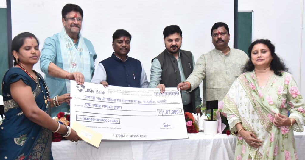 औषधीय खेती को बढ़ावा: 228 किसानों को मिले ₹1 करोड़ से अधिक के अग्रिम चेक
