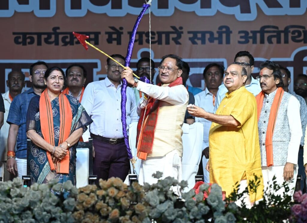 मुख्यमंत्री ने रायपुर के ऐतिहासिक डब्ल्यूआरएस मैदान में किया रावण, कुंभकर्ण और मेघनाद के पुतलों का दहन