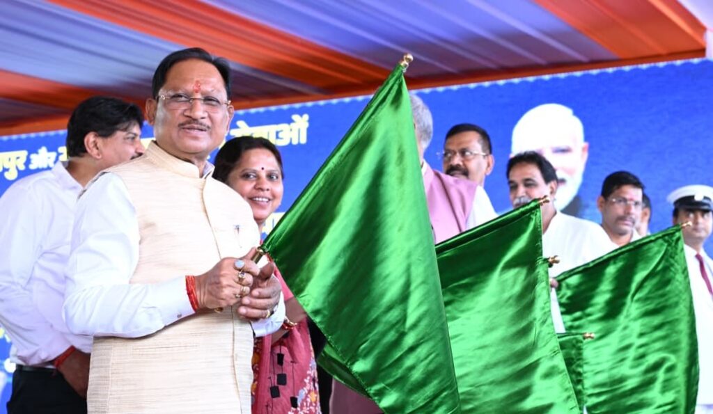 मुख्यमंत्री विष्णु देव साय ने रावघाट – रायपुर एवं रायपुर – कुरूद यात्री रेल सेवाओं को दिखाई हरी झंडी